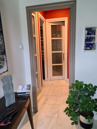 蒙彼利埃Suite indépendante avec 1 chambre et 1 bureau的走廊上设有门、桌子和植物