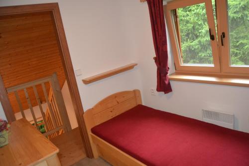 特鲁特诺夫Chata Dolce的小房间设有红色长凳和窗户