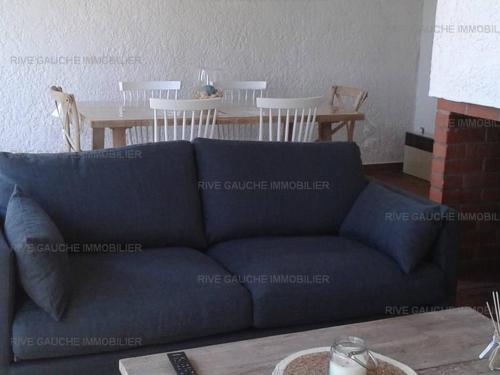 布科·莱斯白老城Villa Vieux-Boucau-les-Bains, 4 pièces, 5 personnes - FR-1-379-93的客厅配有一张蓝色的沙发、桌子和椅子