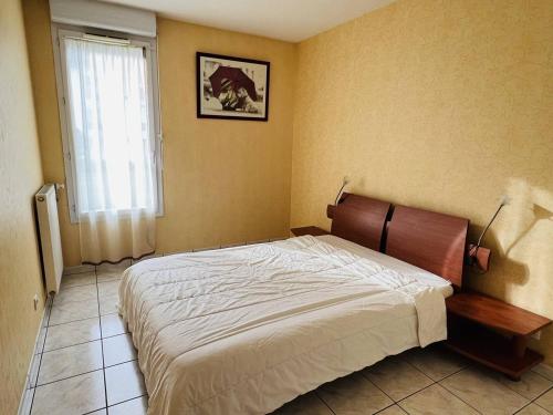 康博莱班Appartement Cambo-les-Bains, 3 pièces, 4 personnes - FR-1-495-18的一间带一张大床的卧室,位于带窗户的房间内