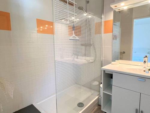 康博莱班Appartement Cambo-les-Bains, 2 pièces, 2 personnes - FR-1-495-62的带淋浴和盥洗盆的浴室