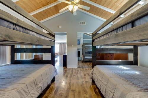 里西达4 bedroom house with a pool的大客房设有两张带木制天花板的床。