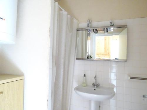 阿雷特Studio Arette, 1 pièce, 4 personnes - FR-1-602-72的白色的浴室设有水槽和镜子
