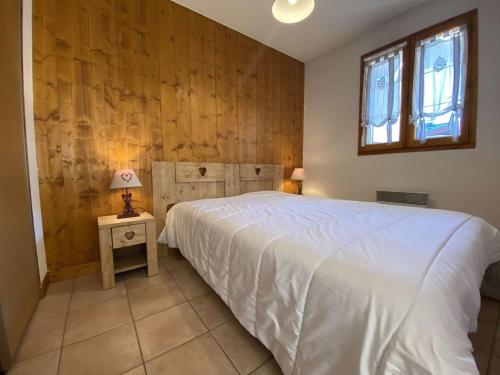 阿尔利河畔普拉兹Appartement Praz-sur-Arly, 2 pièces, 6 personnes - FR-1-603-10的卧室配有白色的床和窗户。