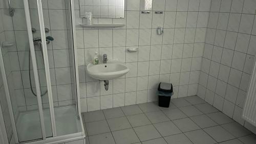 马特劳森蒂姆赖Parrag Panzió Mátraszentlászló的白色的浴室设有水槽和淋浴。