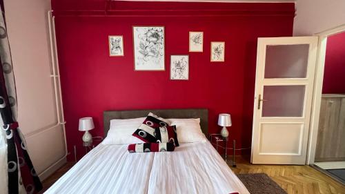 马特劳森蒂姆赖Parrag Panzió Mátraszentlászló的卧室设有红色的墙壁和一张床