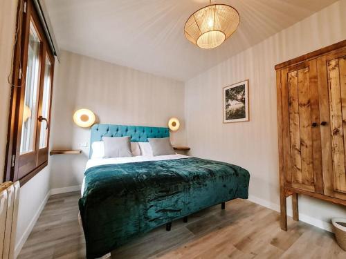 拉·格兰哈·圣·伊尔德La Granja Villa的一间卧室,卧室内设有一张绿色大床
