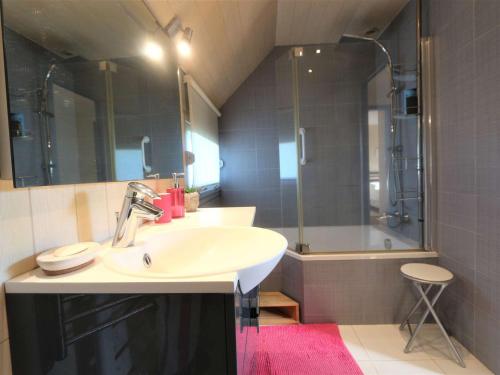 PleuvenMaison Pleuven, 7 pièces, 7 personnes - FR-1-481-99的浴室配有白色水槽和淋浴。