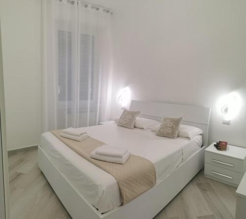 米兰Residenze Niguarda E的白色卧室配有一张带两个枕头的大床