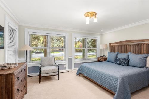 阿斯潘West End Splendor by Snowmass Vacations的一间卧室配有一张床、一把椅子和窗户。