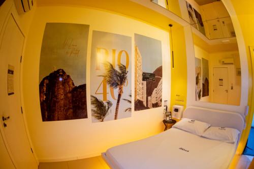 圣玛丽亚Motel Itapuã III Fx Rosário do Sul的一间医院房间,里面设有一张床,墙上挂着照片
