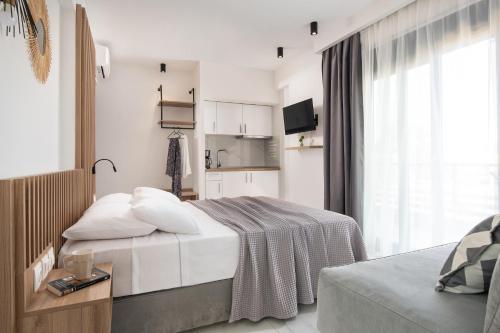 尼基季San Giorgio Apartments Nikiti的白色的卧室设有床和窗户