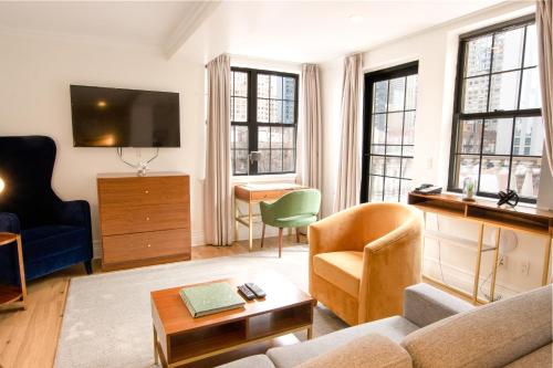 纽约Hotel Scherman的带沙发和电视的客厅
