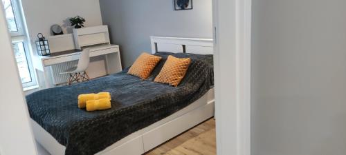 罗兹Apartament przy Fabrycznym的一间卧室配有一张带黄色枕头的床。