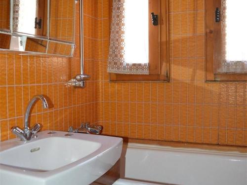 布齐耶比利牛斯2000Chalet Bolquère-Pyrénées 2000, 3 pièces, 6 personnes - FR-1-592-5的浴室配有白色水槽和浴缸。