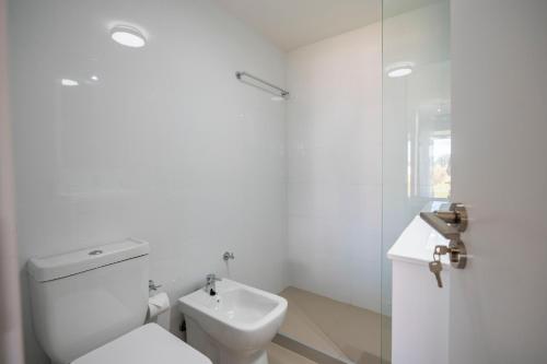 埃斯特角城SYRAH Premium B2 - Vistas al Parque by depptö的白色的浴室设有卫生间和水槽。
