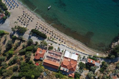 马拉松坎博斯Nereides Seaside Apartments的海滩空中景色,配有一把遮阳伞