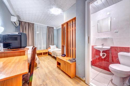 基辅豪罗斯维斯基酒店的一间带卫生间和水槽的浴室