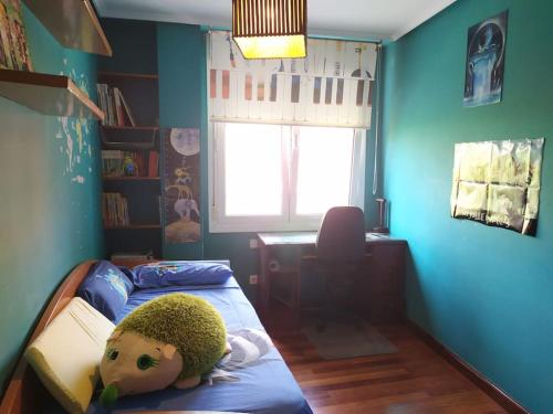 桑坦德TUS VACACIONES EN SANTANDER的儿童卧室,床上有娃娃