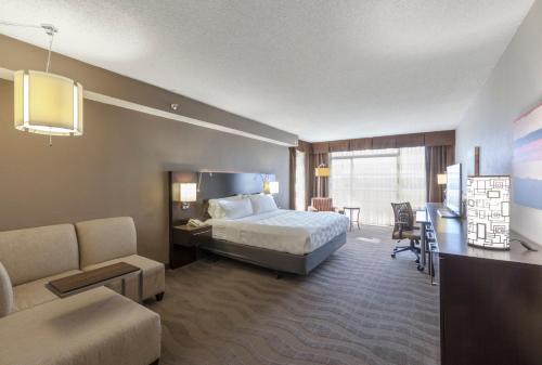 奥斯汀奥斯丁市中心假日酒店的酒店客房设有床和客厅。