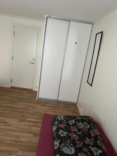 奥勒松Bedroom in city centre, no shower available的客房设有2扇大型推拉门和1张床