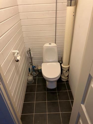 奥勒松Bedroom in city centre, no shower available的一间小浴室,在摊位设有厕所