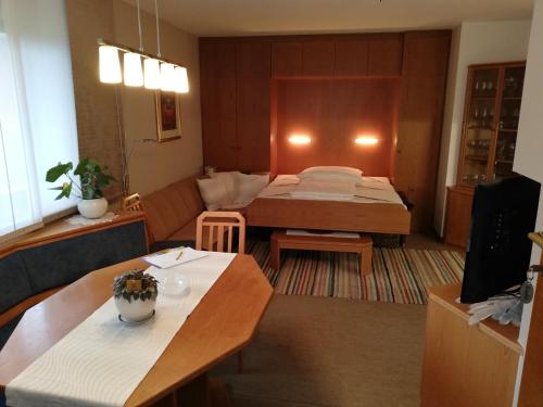 KleinlobmingApartement Gabi的小房间设有床和客厅
