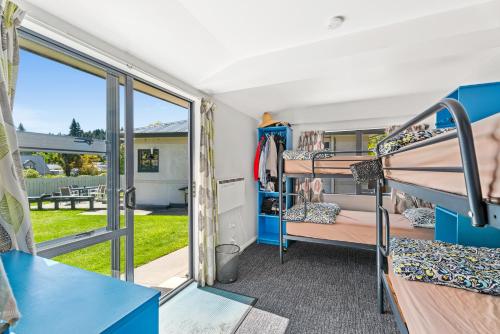 瓦纳卡Mountain View Backpackers的客房设有双层床和庭院。