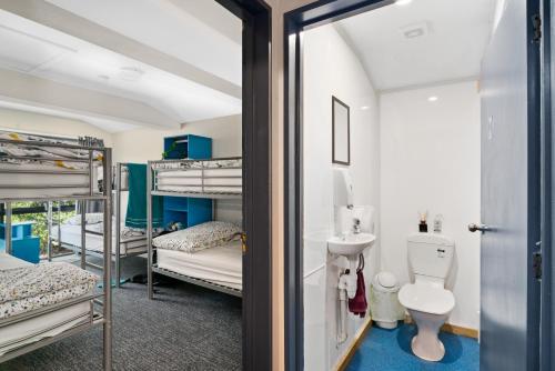 瓦纳卡Mountain View Backpackers的客房设有双层床、卫生间和水槽。