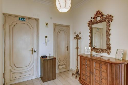 都灵Bramante House - Intero Trilocale vicino alla Metro的一间带镜子和木制梳妆台的浴室