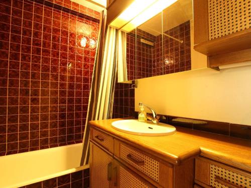 圣沙夫雷Appartement Saint-Chaffrey , 2 pièces, 6 personnes - FR-1-330E-114的一间带水槽和镜子的浴室