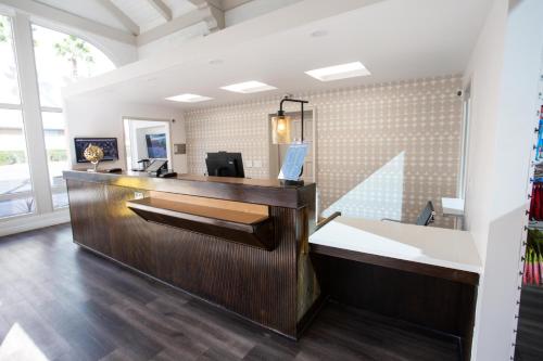 格伦代尔瓦格帮格伦代尔酒店的办公室设有木制前台,配有镜子