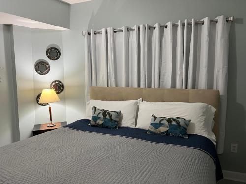 巴拿马城海滩Shores of Panama Condo With Same Level Parking的一间卧室配有一张大床和两个枕头