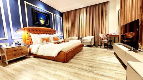 拉合尔Best Western Premier Hotel Gulberg Lahore的酒店客房,配有床和电视