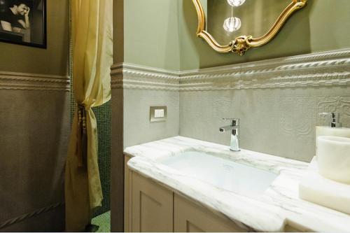 圣马力诺B&B Balsimelli12的浴室设有白色水槽和镜子