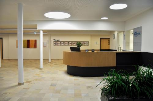 林茨圣马格达莱纳酒店的办公大厅设有前台和等候区