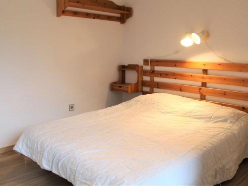 瓦尔Appartement Vars, 3 pièces, 8 personnes - FR-1-330B-125的卧室配有白色的床和木制床头板