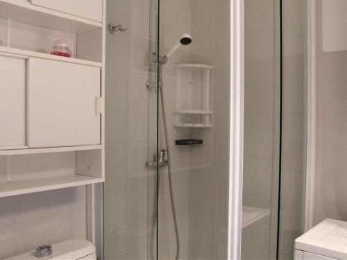 瓦尔Appartement Vars, 1 pièce, 3 personnes - FR-1-330B-127的带淋浴的浴室和玻璃门