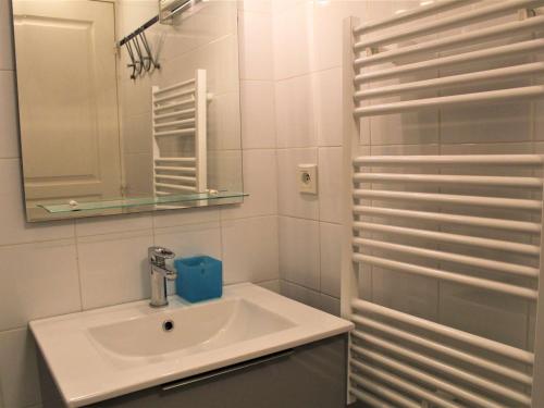 瓦尔Appartement Vars, 2 pièces, 4 personnes - FR-1-330B-129的白色的浴室设有水槽和镜子