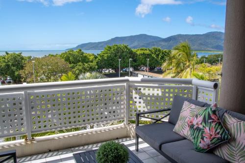 凯恩斯Cairns Luxury Waterview Apartment的海景阳台上的长凳