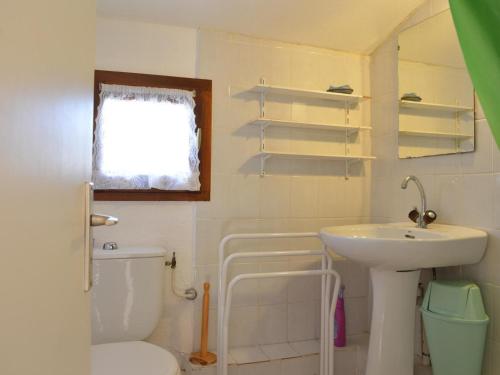 圣艾格夫Appartement Saint-Aygulf, 2 pièces, 4 personnes - FR-1-226A-14的一间带卫生间和水槽的浴室