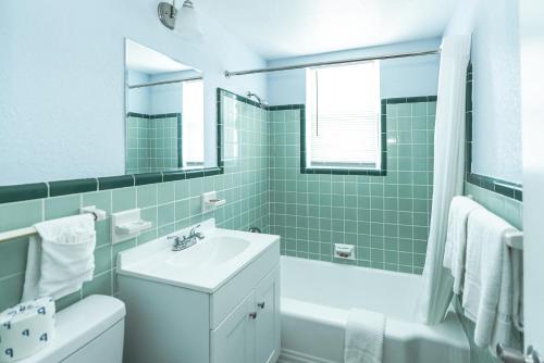 克利尔沃特Echo Sails Motel的浴室配有盥洗盆、卫生间和浴缸。