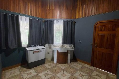 希门尼斯港Casa Tabacón的客房内设有带炉灶和水槽的厨房