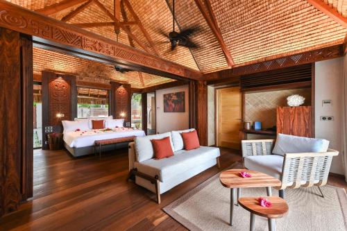波拉波拉Le Bora Bora by Pearl Resorts的一间带两张床和一张沙发的客厅