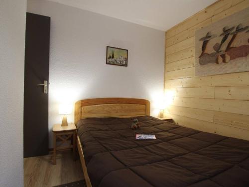 Le PoëtAppartement Vallouise-La Casse, 2 pièces, 6 personnes - FR-1-330G-57的一间卧室配有一张大床,两盏灯