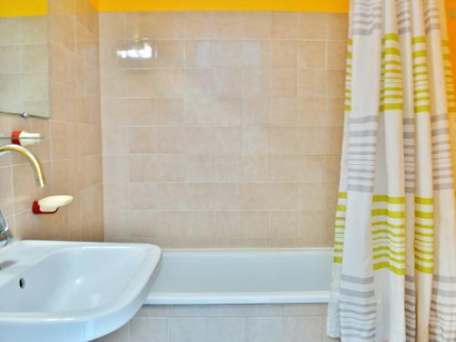 勒拉旺杜Appartement Le Lavandou, 1 pièce, 4 personnes - FR-1-251-263的浴室配有水槽、浴缸和淋浴帘