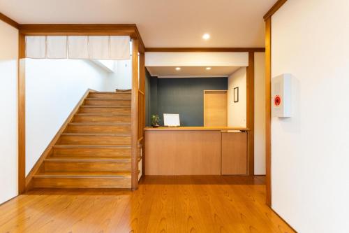 名古屋大吉屋2号館　1F心の部屋的走廊上设有通往客房的楼梯