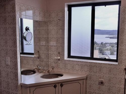 金德拜恩Top Deck by Kristall Apartments的一间带水槽和镜子的浴室以及窗户。