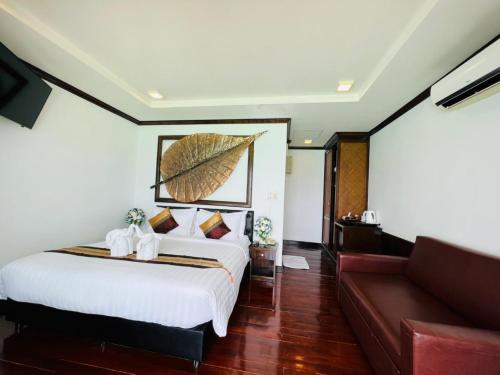 丽贝岛利普小屋海滩度假村 的酒店客房,配有床和沙发