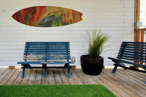 默特尔比奇Holiday Shores的两把蓝色长椅坐在甲板上,画着画